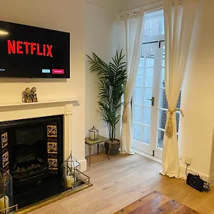  Holiday home Newly Refurbished Centre House With Parking